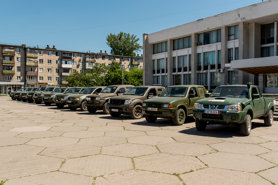12 пікапів для військових бригад Дніпропетровщини від фонду Віктора Пінчука