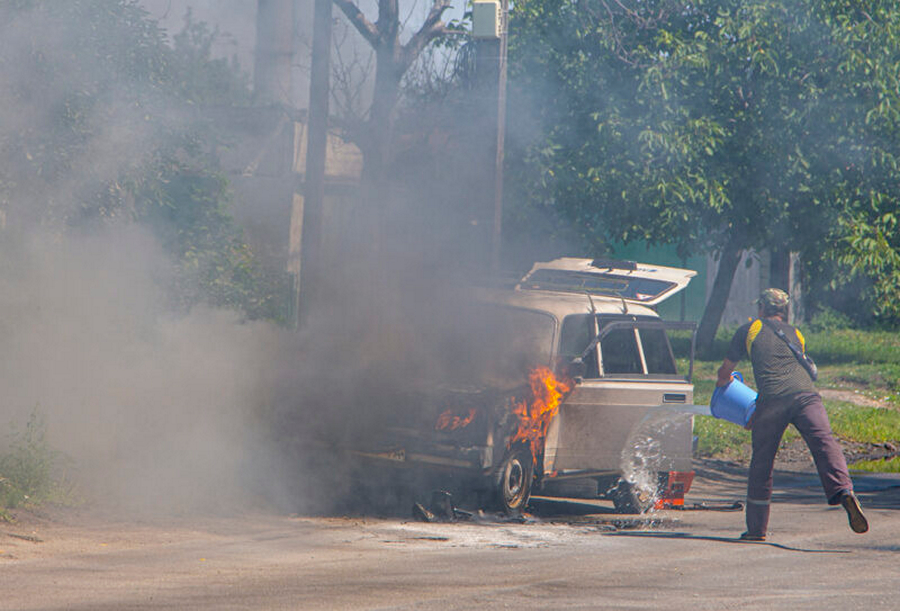 У Нікополі на ходу спалахнув автомобіль (фото, відео)