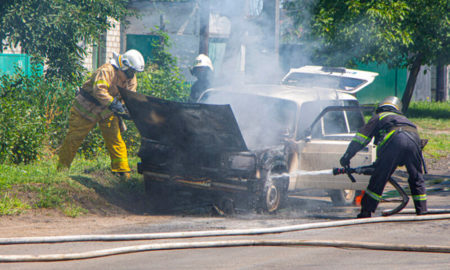 У Нікополі на ходу спалахнув автомобіль (фото, відео)