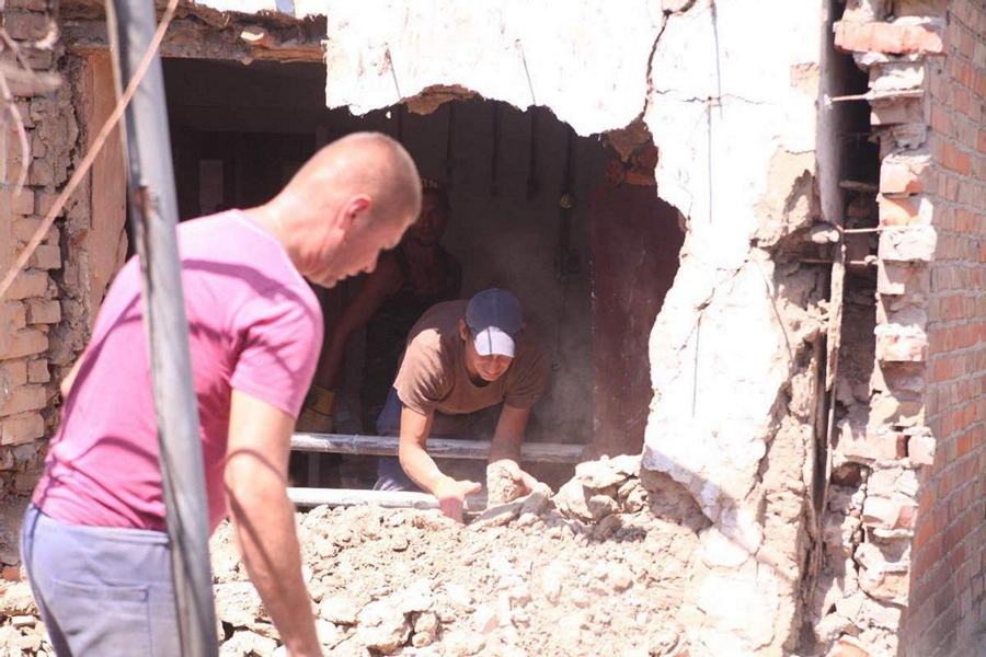 Українські ЗМІ про Нікополь: вибухи, плач дітей, зруйновані будинки, загиблі люди – як місто переживає обстріли