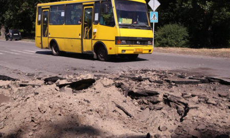 Українські ЗМІ про Нікополь: вибухи, плач дітей, зруйновані будинки і дороги – як місто переживає обстріли