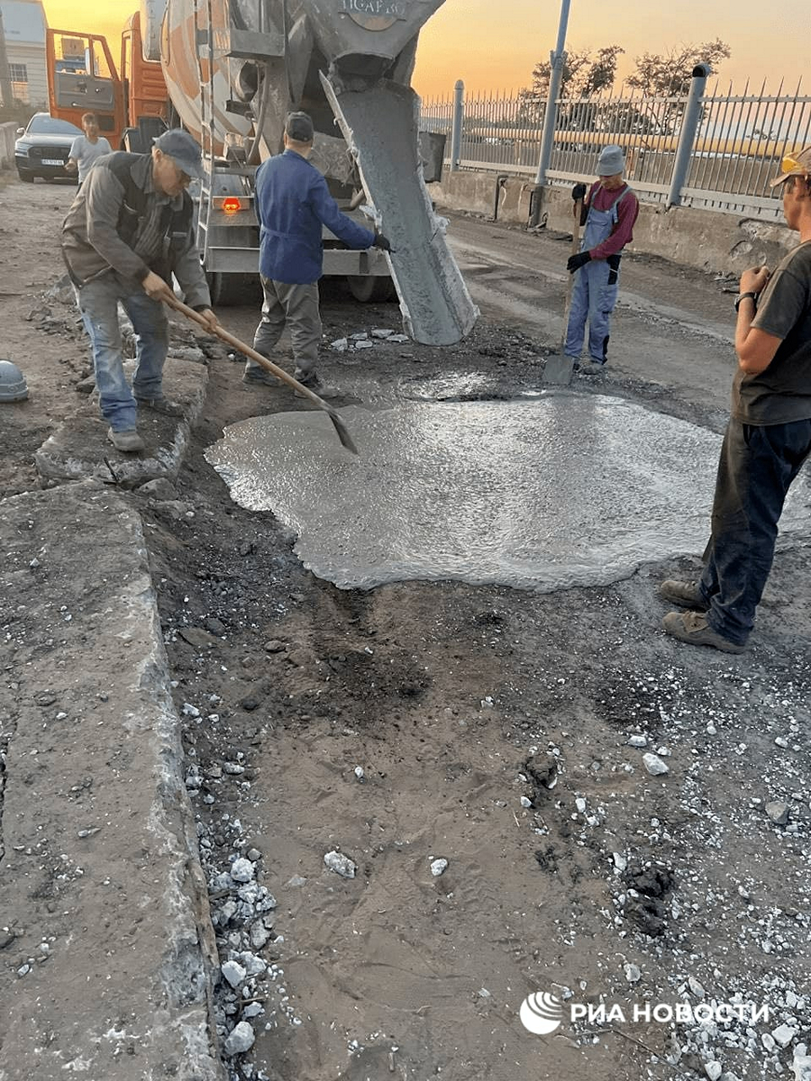 Пошкоджено міст на греблі Каховської ГЕС – окупанти пробують його «залатати»