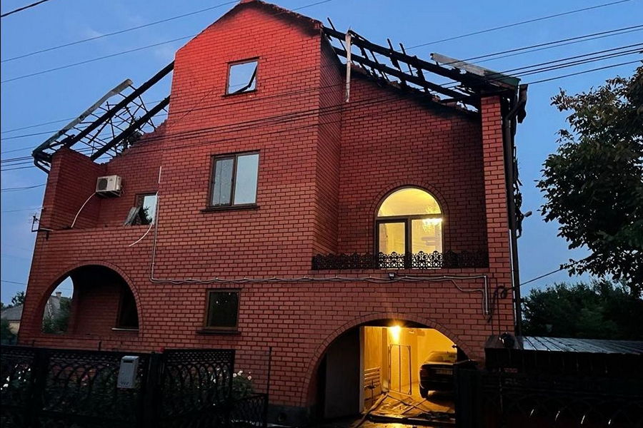 Через російські обстріли у Нікополі загорілися три житлові будинки