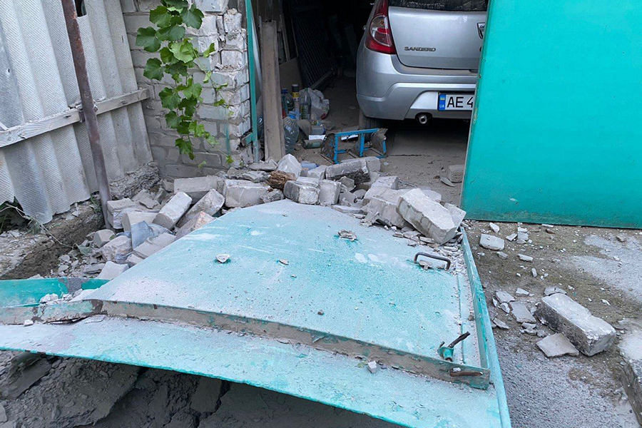 Через російські обстріли у Нікополі загорілися три житлові будинки