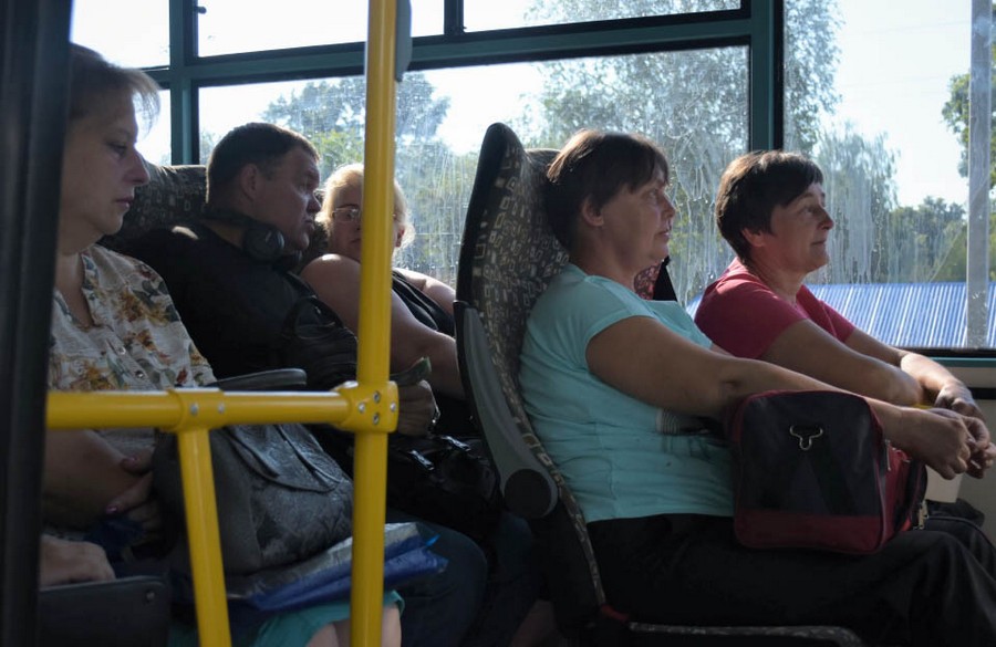 Нам пишуть: «В той час, коли діти у Нікополі безкоштовно їздять у всіх автобусах, їх бабусі і дідусі годинами чекають на спеці пільгових рейсів»