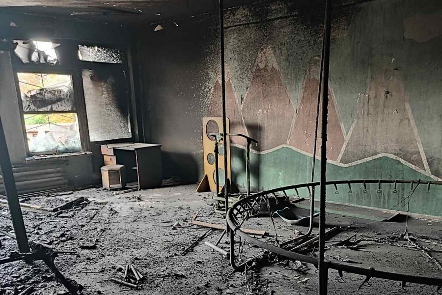 У Нікополі вщент згоріла внаслідок обстрілів одна з ресурсних кімнат