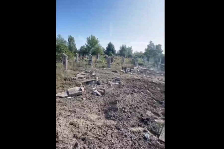 Армія рф обстріляла центральне кладовище міста Марганець (відео)