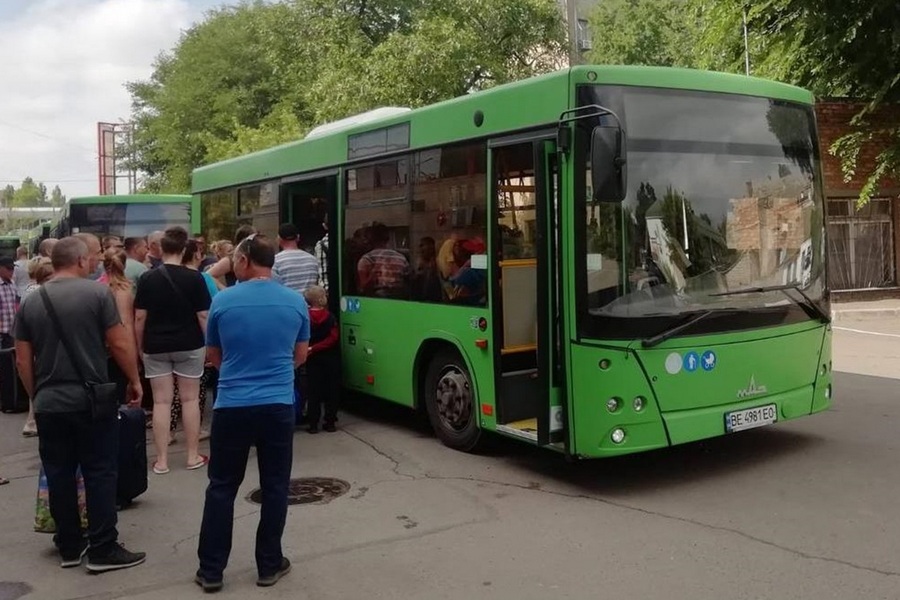 Через постійні обстріли мешканці масово їдуть із міста на Дніпропетровщині