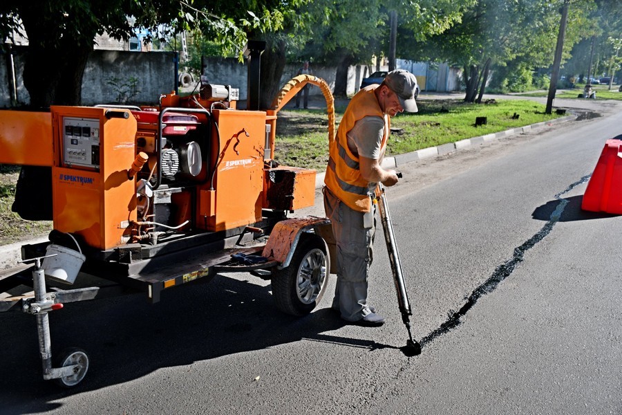 У Нікополі активно ремонтують дороги (фото)