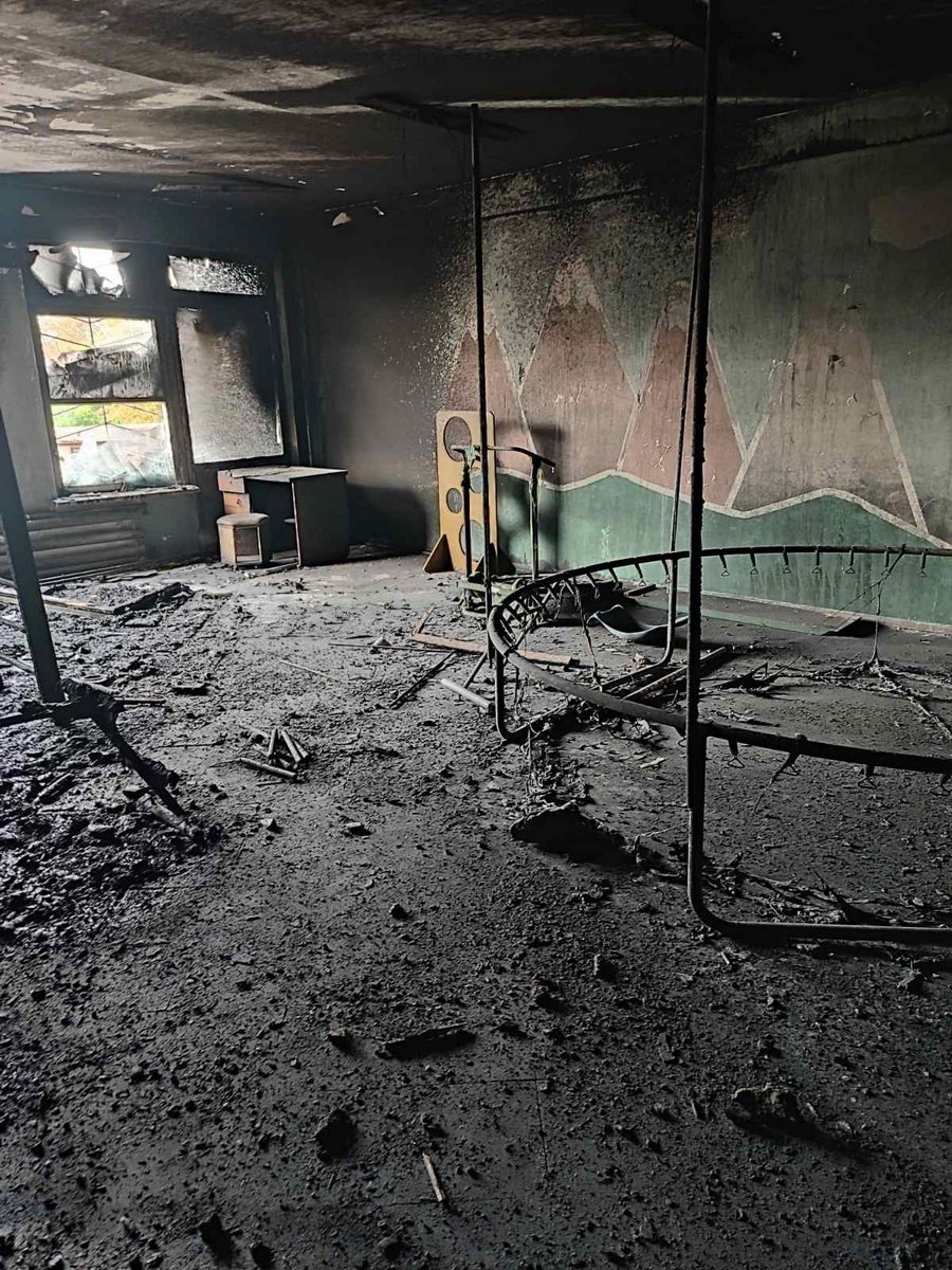 У Нікополі вщент згоріла внаслідок обстрілів одна з ресурсних кімнат