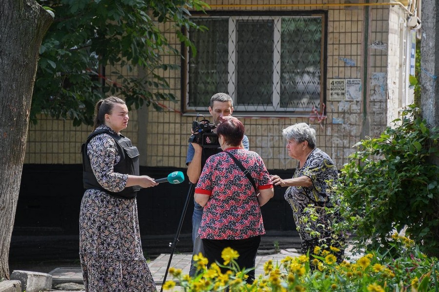 Журналістам показали руйнування у Нікополі внаслідок ворожих обстрілів (фото)