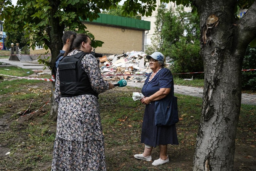 Журналістам показали руйнування у Нікополі внаслідок ворожих обстрілів (фото)