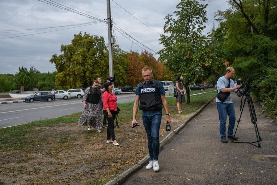 Журналістам показали руйнування у Нікополі внаслідок ворожих обстрілів (фото)