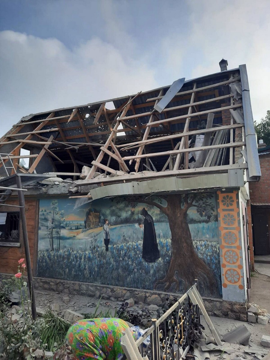 В обстріляному храмі Нікополя ховалися люди: фото руйнувань внаслідок ворожої атаки