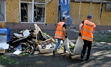 Фото, на які боляче дивитися: наслідки обстрілу у Нікополі з самого ранку ліквідують комунальники