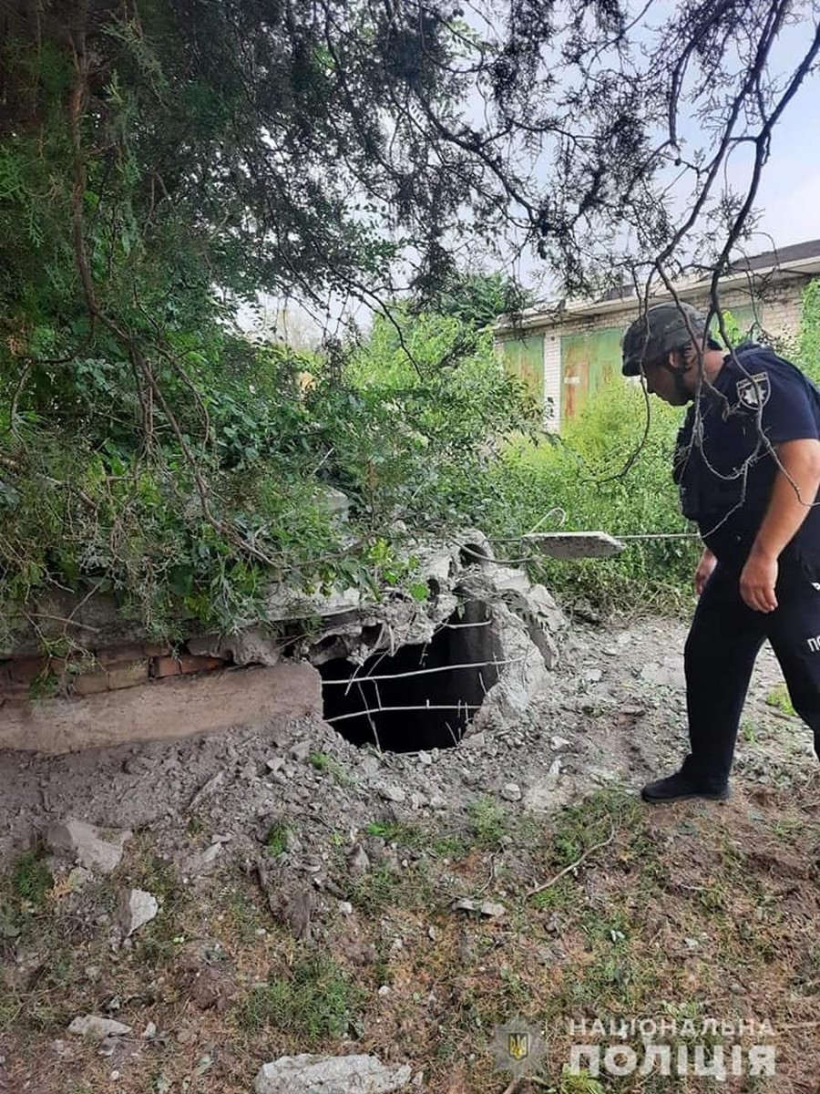 Наслідки ворожих обстрілів у Нікополі – фото від поліції