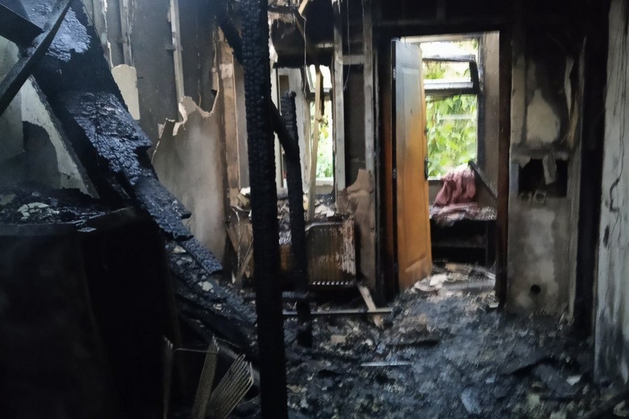 У Нікополі ворожі снаряди знищили будинки священика і волонтера