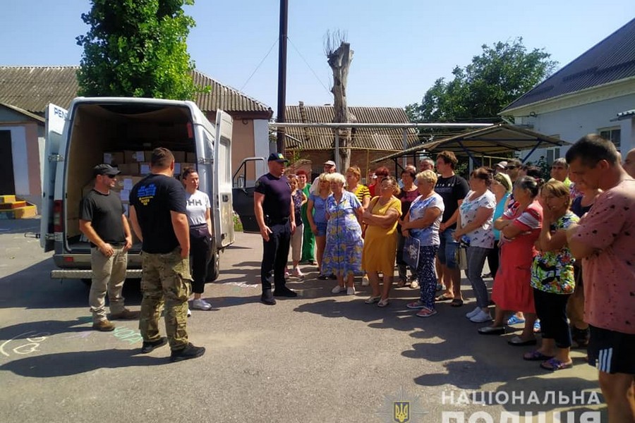 Поліцейські передали гуманітарну допомогу мешканцям Нікополя