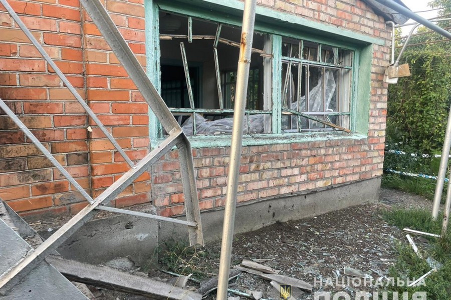 Ворог тричі за ніч обстріляв Нікопольський район: поліція фіксує наслідки