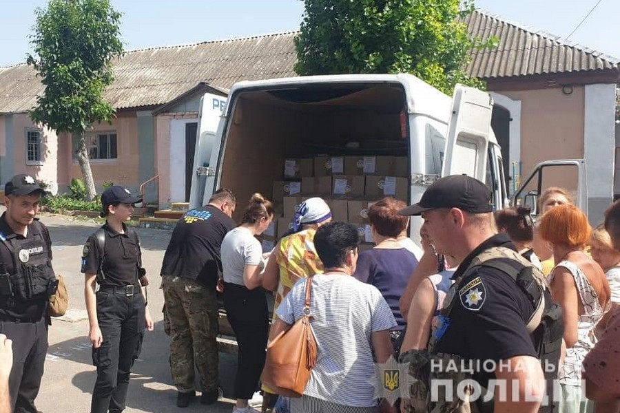 Поліцейські передали гуманітарну допомогу мешканцям Нікополя