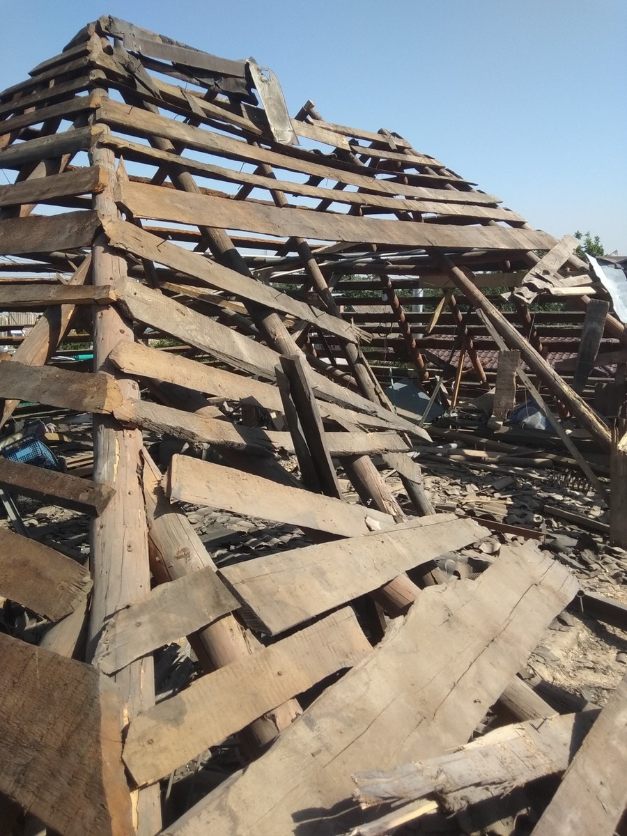 Розстріляна краса: у Нікополі російські снаряди знищили сад «Птахи і хліб»
