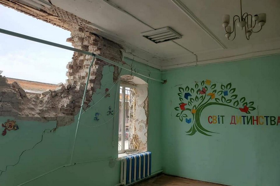 Росіяни «демілітаризували» дитячу бібліотеку у Нікополі – ось як вона тепер виглядає