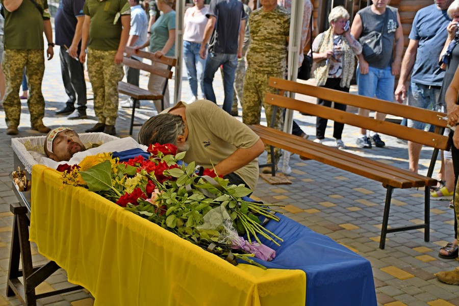 У Нікополі 31 серпня провели в останню путь Героя - загинув Владислав Буцань