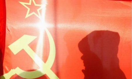 У Нікополі чоловік з червоним прапором вимагав повернути СРСР прямо посеред вулиці – ЗМІ