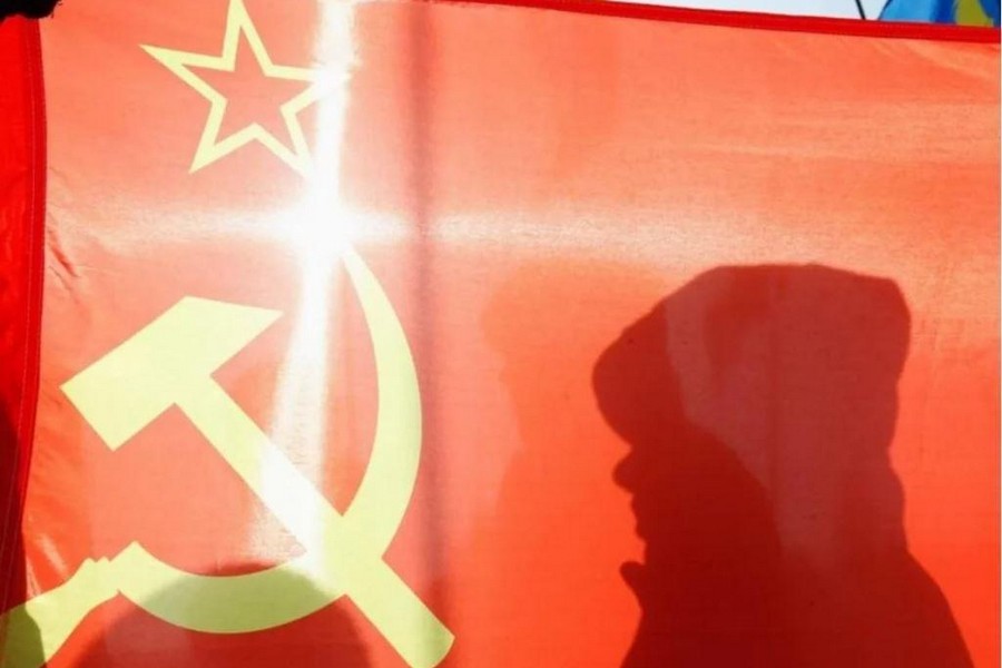 У Нікополі чоловік з червоним прапором вимагав повернути СРСР прямо посеред вулиці – ЗМІ