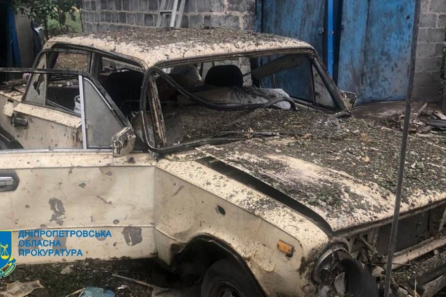 Двоє поранених і руйнування: прокуратура розслідує чергові обстріли у передмісті Нікополя і Зеленодольська