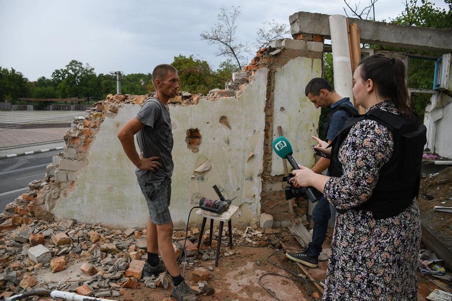 Журналістам показали руйнування у Нікополі внаслідок ворожих обстрілів (фото)