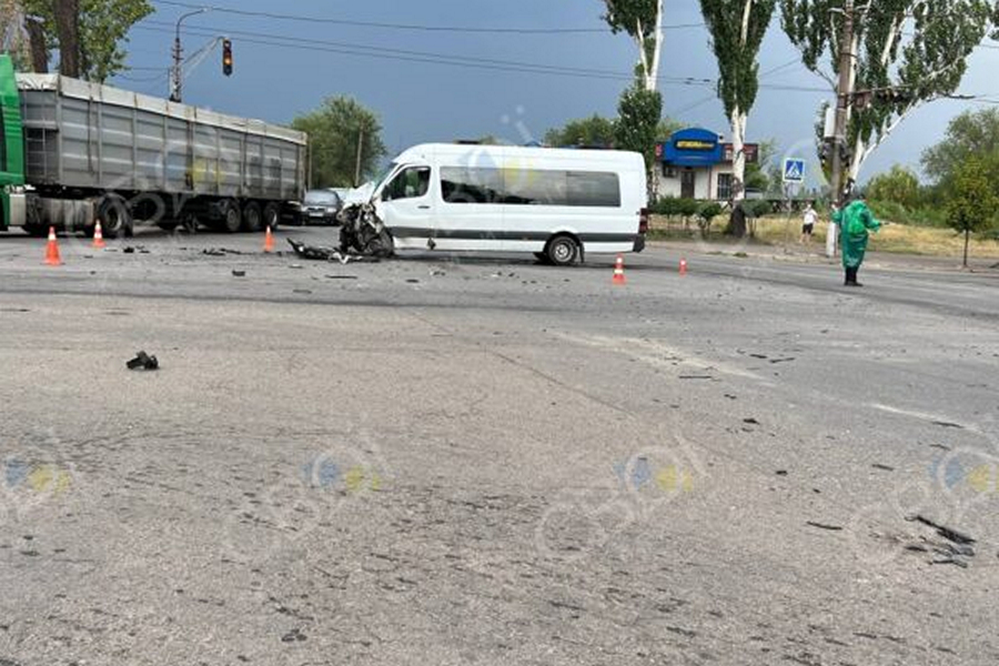 У Кривому Розі на Нікопольському шосе маршрутка зіштовхнулася з фурою: багато постраждалих