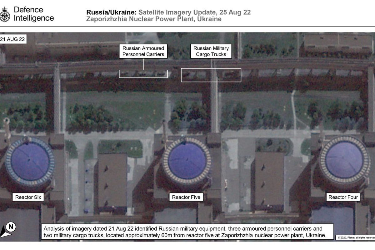 Російські БТР розташовані у 60 метрах від 5-го реактора ЗАЕС, – британська розвідка