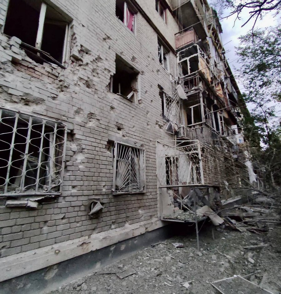 У Нікополі внаслідок обстрілів пошкоджено 12 багатоповерхівок, є поранена
