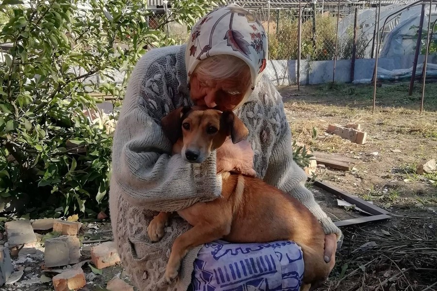 Оновлено. Бабуся на руїнах: у Нікополі старенька потребує допомоги небайдужих