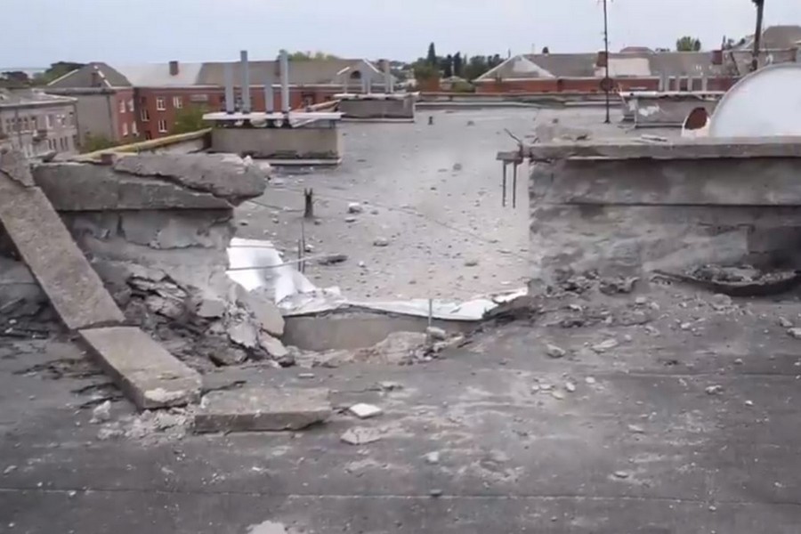 Як у Нікополі відновлюють наскрізь пробиті дахи і стіни багатоповерхівок (відео)