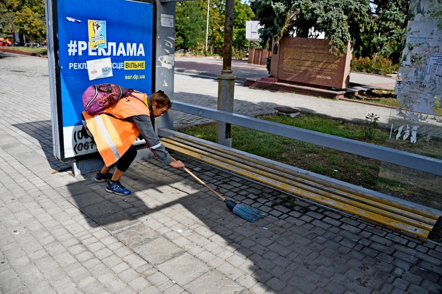 Фото обстріляного Нікополя: комунальники усувають наслідки атак і підтримують порядок у місті