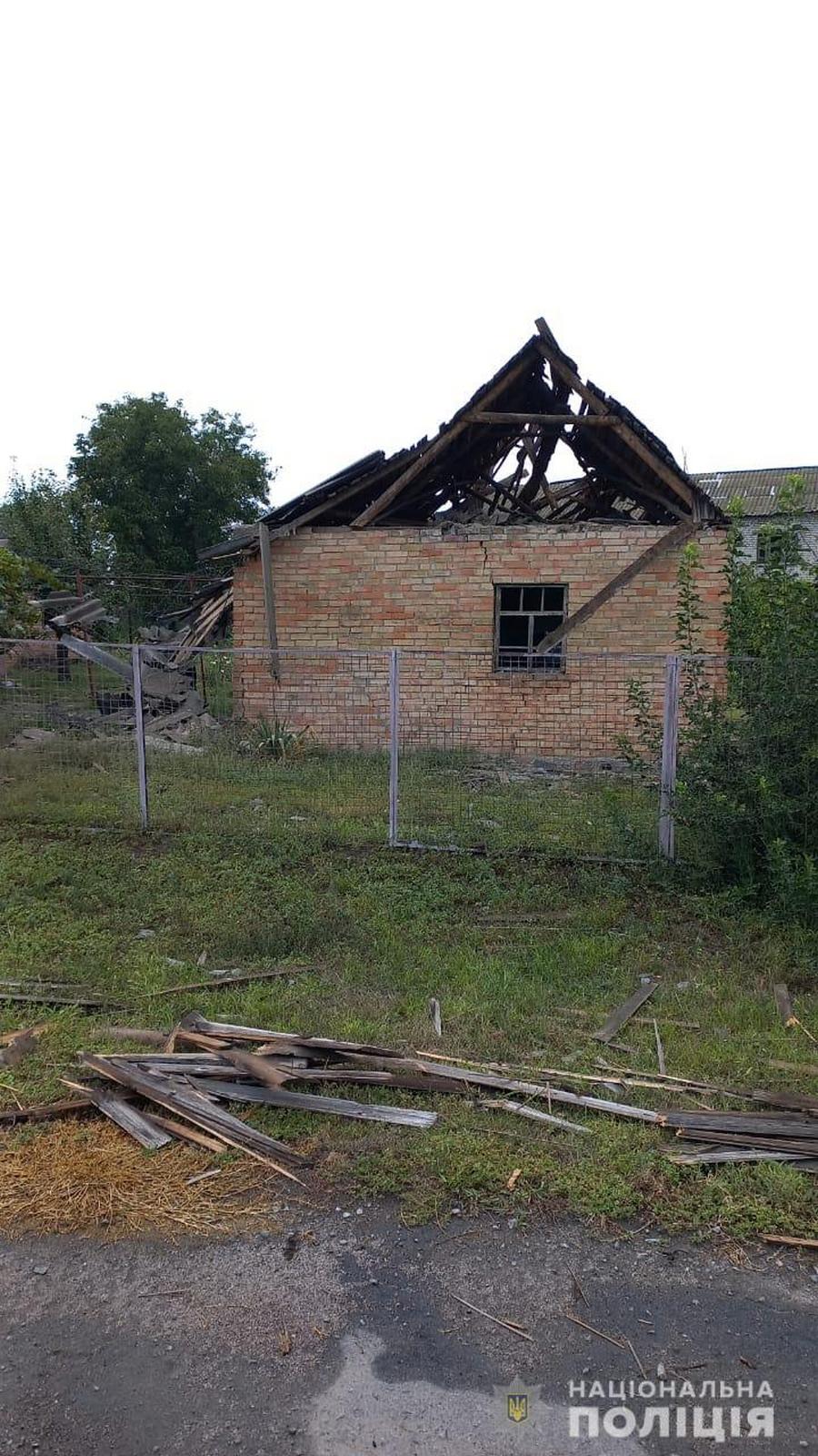 Двоє постраждалих і десятки зруйнованих будинків – у поліції розповіли про обстріли трьох районів Дніпропетровщини