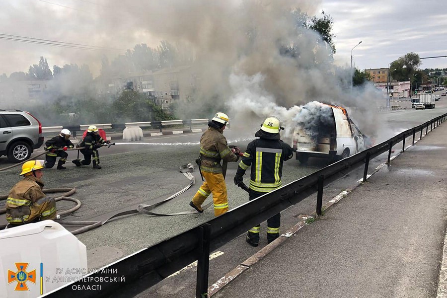 У Нікополі під час руху загорівся автомобіль