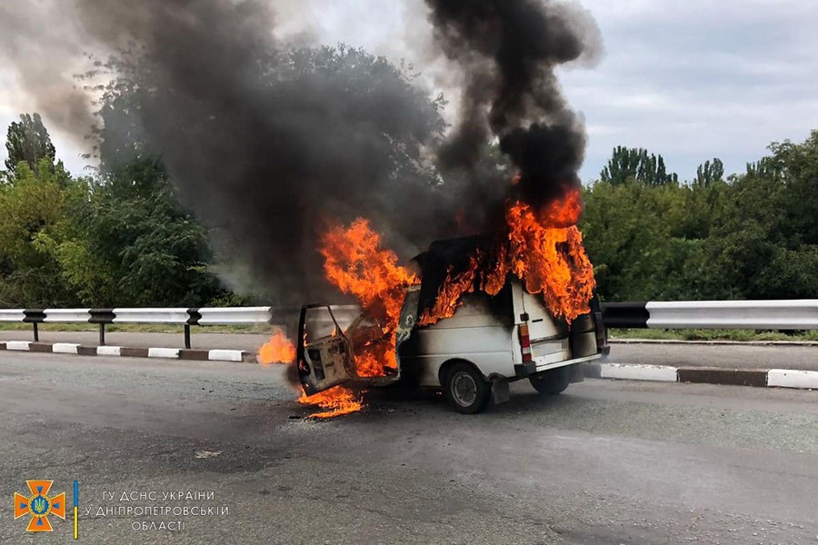 У Нікополі під час руху загорівся автомобіль