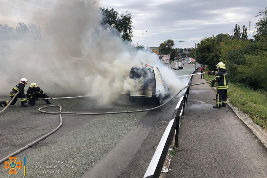 У Нікополі під час руху загорівся автомобіль