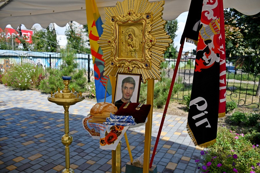 У Нікополі 9 вересня провели в останню путь загиблого воїна - загинув Олександр Рикун