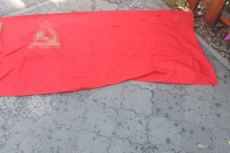 У Нікополі чоловік розмахував прапором СРСР – йому оголосили підозру