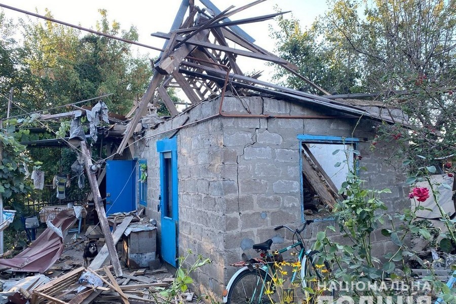 Пошкоджені будинки, загиблі і поранені люди – поліція Нікопольщини фіксує наслідки ворожих обстрілів