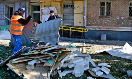 Ворожий обстріл Нікополя 22 вересня наробив багато лиха: комунальники усувають наслідки (фото)