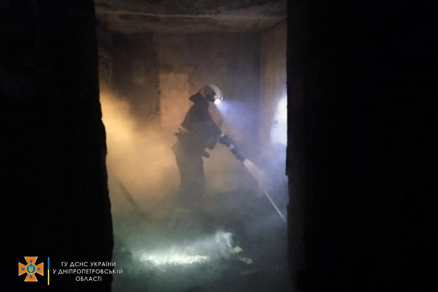 У Марганці вогнеборці врятували чоловіка із палаючого будинку