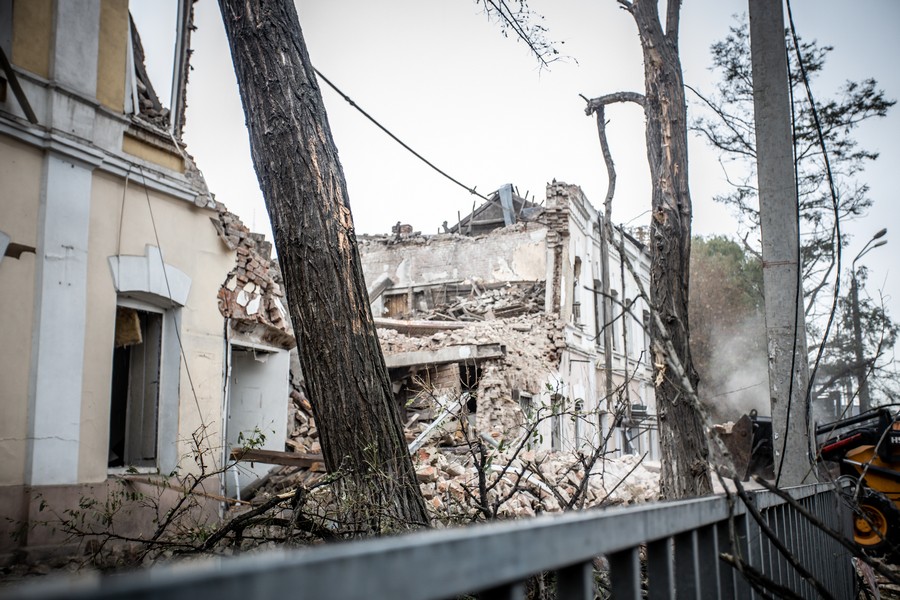 Ракетний удар по центру Дніпра – ОВА показала моторошні фото наслідків