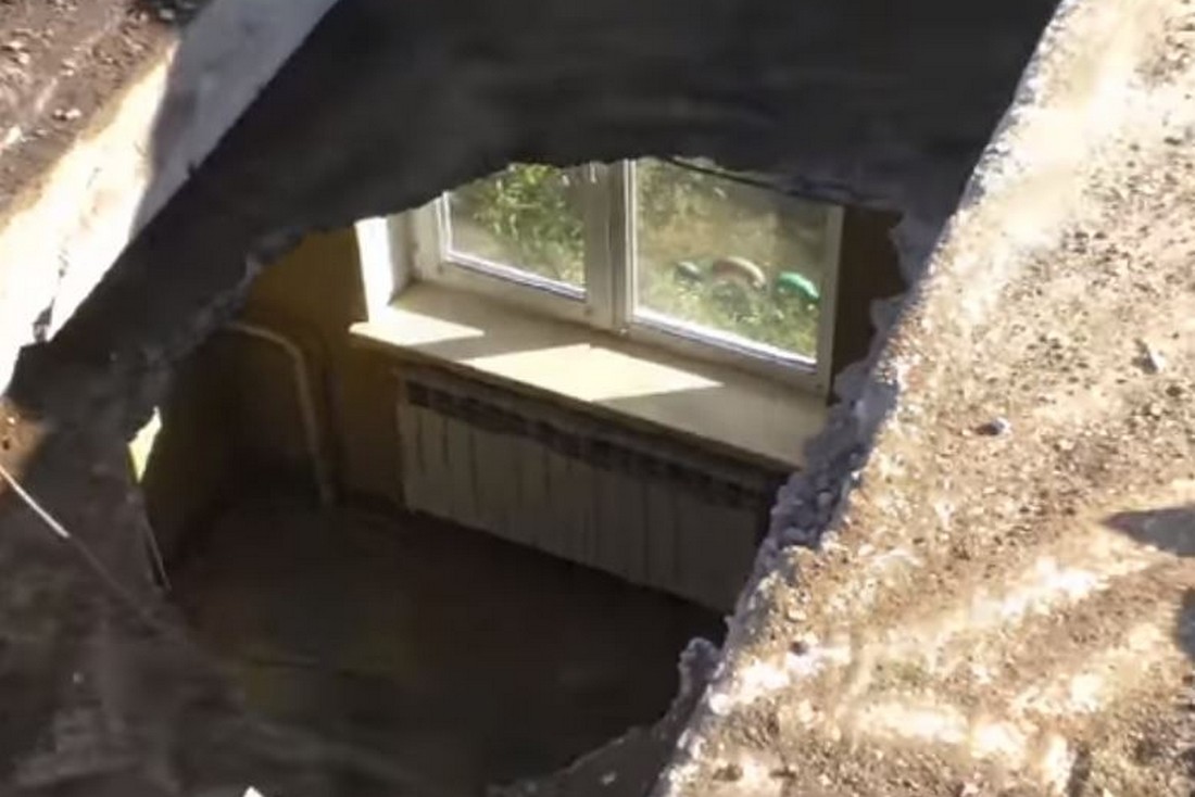 Внаслідок обстрілів у Нікополі понад 30 пробитих дахів багатоповерхівок – як проходять ремонтні роботи