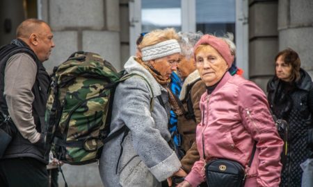 Понад 200 літніх людей евакуювали з Нікополя та інших небезпечних територій області на захід України