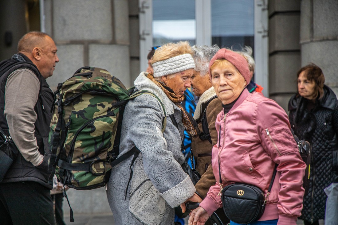 Понад 200 літніх людей евакуювали з Нікополя та інших небезпечних територій області на захід України